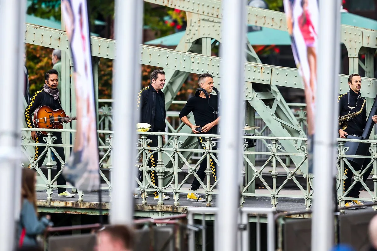 Fans feuern Läufer beim Kölner Brückenlauf an.